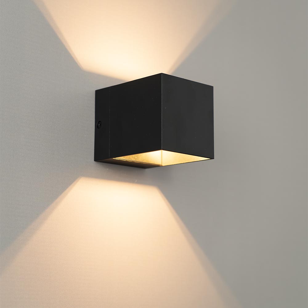 Fornax nero - Kubusvormige up and down wandlamp met een mat zwarte coating