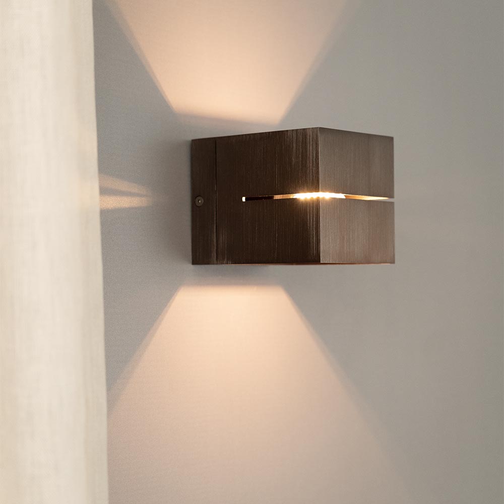 Gemini bronzo - Kubusvormige up and down wandlamp met een geborstelde bronze coating